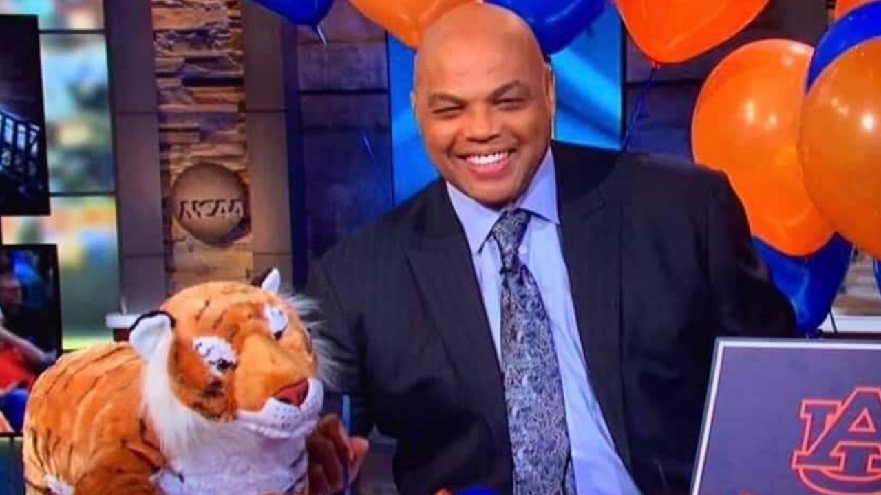 Watch Charles Barkley Licks His Glasses To Clean Them, Video Goes Viral