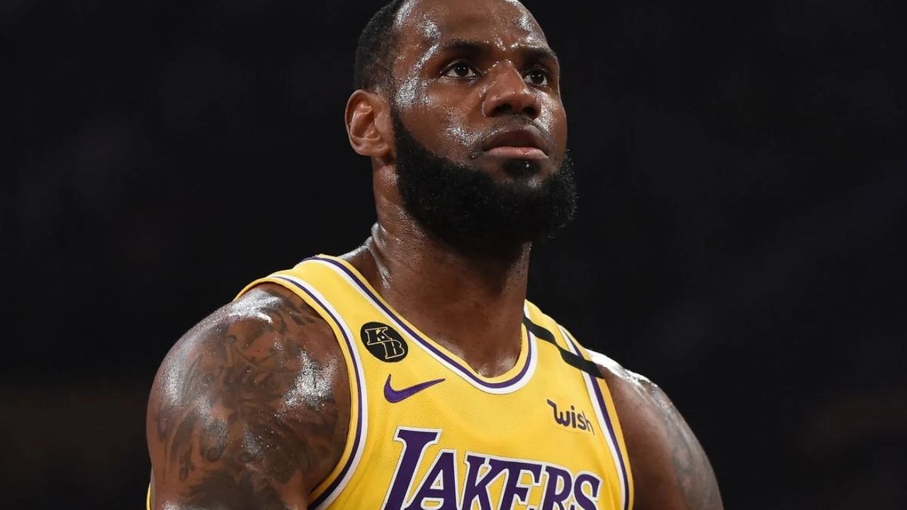 Watch: LeBron James Clocks Sprint Speed Of 17.9mph During Insane Reverse  Dunk In Lakers vs Rockets - The SportsGrail