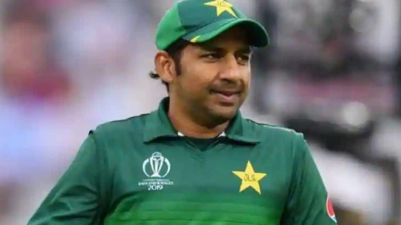ENG vs PAK देखिए: बीच मैच में भिड़ गए Sarfaraz Ahmed और Shadab Khan, सोशल मीडिया पर हो गई किरकिरी