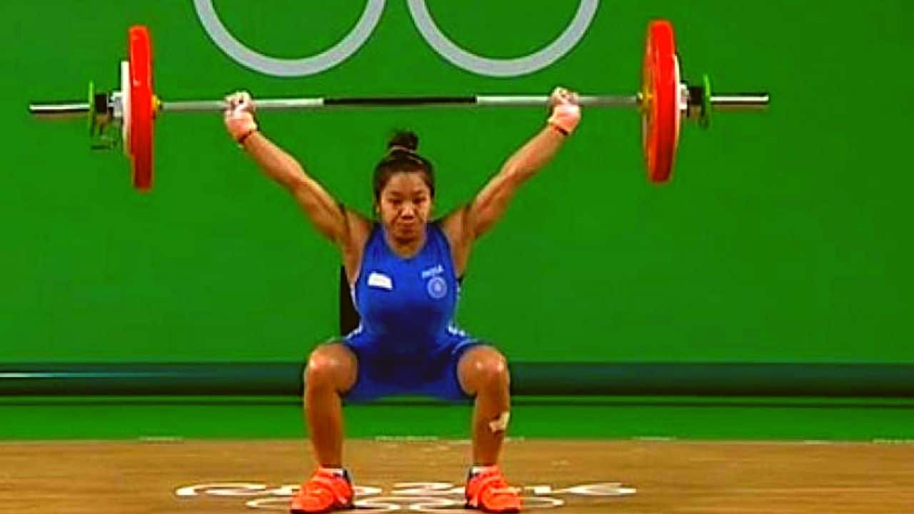 Mirabai Chanu Biography In Hindi: पहाड़ों पर लकड़ी बीनने से लेकर ओलंपिक में सिल्वर मेडल जीतने तक का सफर, ऐसी रही है Mirabai Chanu की जिंदगी