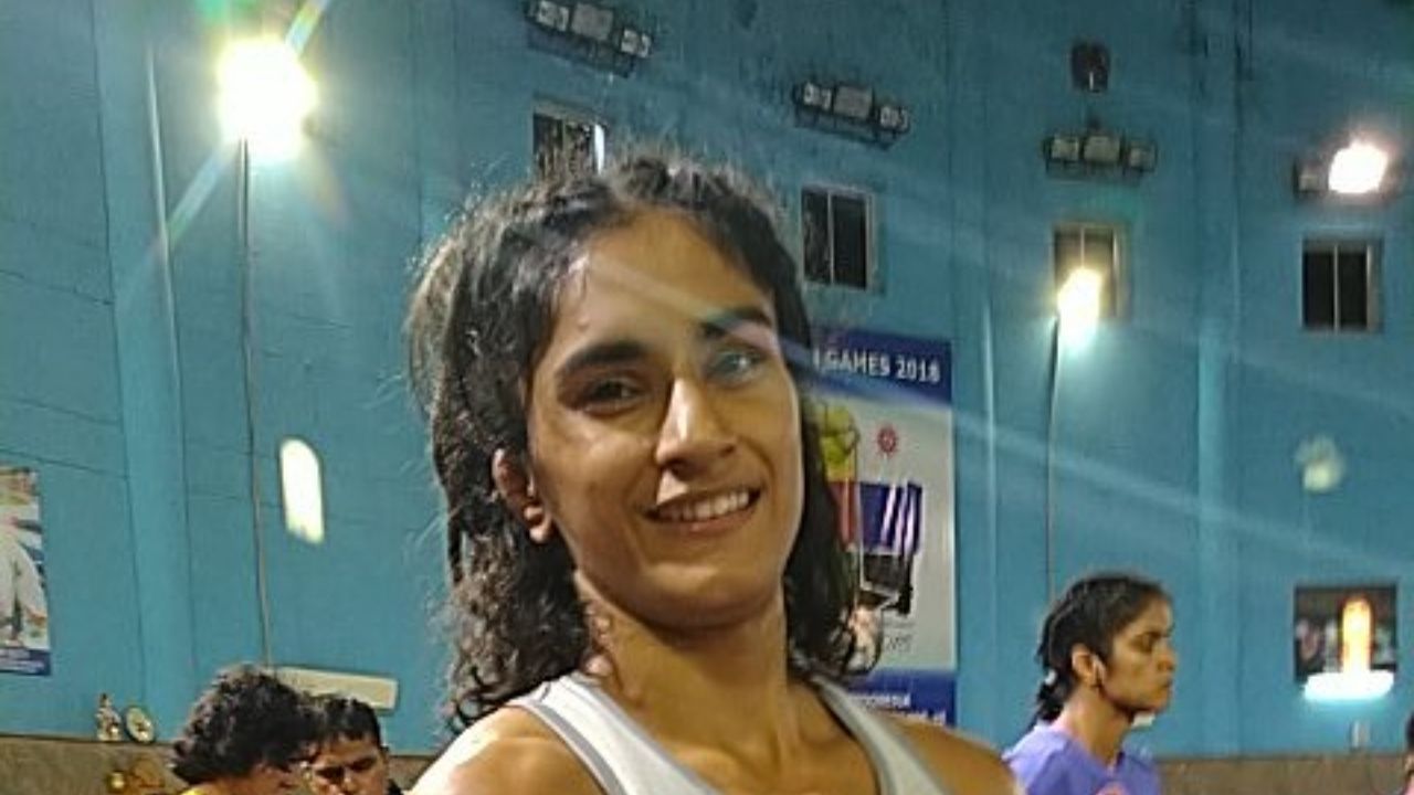आखिर क्यों Vinesh Phogat को डब्ल्यूएफआई ने कर दिया Suspend, लगा है गंभीर आरोप, Jaaniye Phogat Kaun Hai