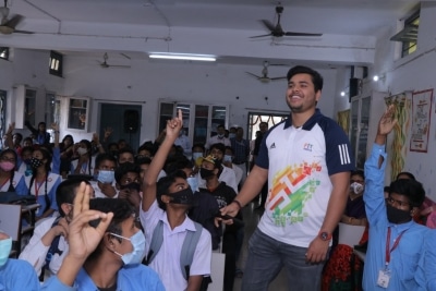 Meet The Champions Initiative Campaign, Paralympics Silver Medallist Yogesh Kathuniya Visits Patna’s Girls’ School On International Women’s Day 2022