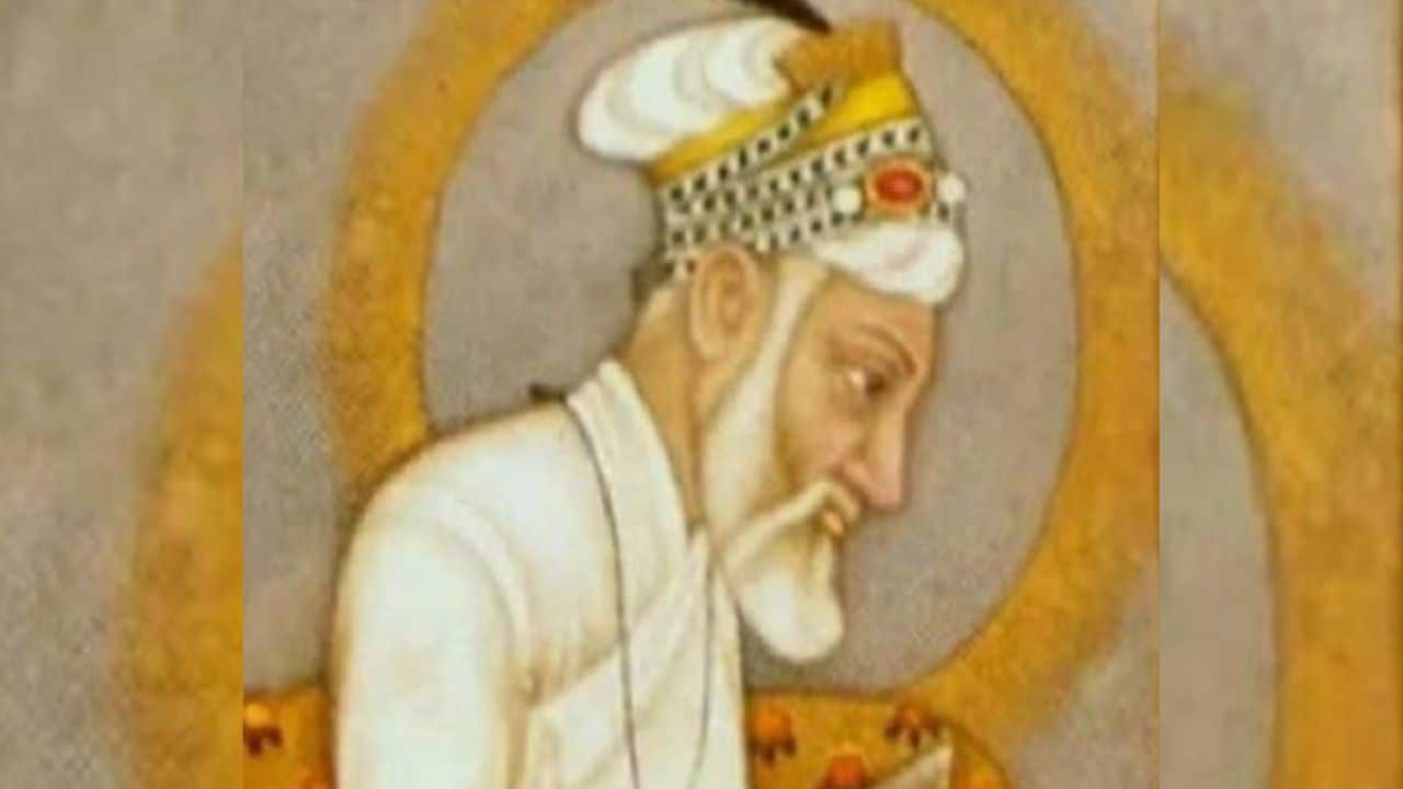 Watch tour guide Sageer Baig assaulted by Maharashtrian tourists after he revealed Chhatrapati Shivaji Maharaj was held captive by Aurangzeb in Agra Fort, video goes viral