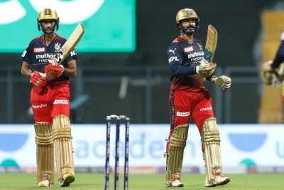 IPL 2022: Karthik blitz, Maxwell’s fifty take RCB to 189/5 against Delhi Capitals (Ld)