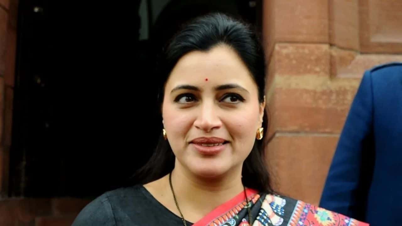 Navneet Kaur Rana MP Life Biography, Age, Family, Husband, Party, Education, Instagram, Photo, Hanuman Chalisa Latest News