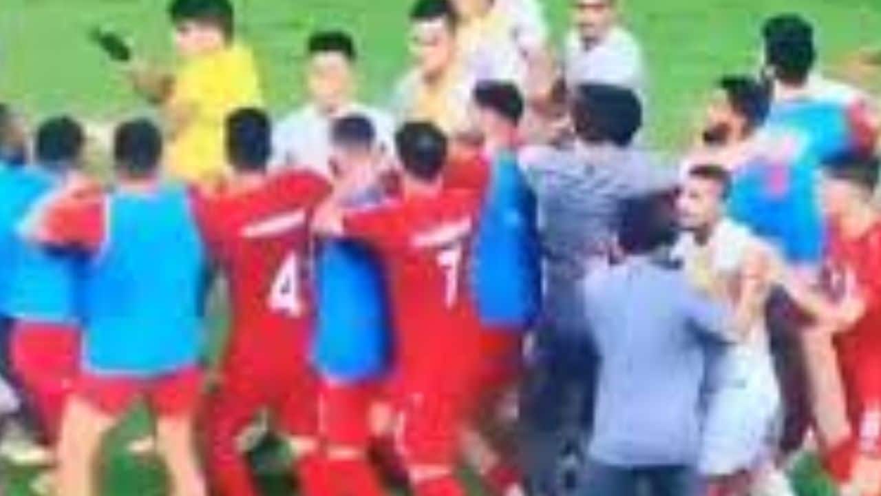 Watch Insane Fight Breaks Out Among Players During India vs Afghanistan Football Match, Video Of AFC Asian Cup Qualifiers 2023 Viral