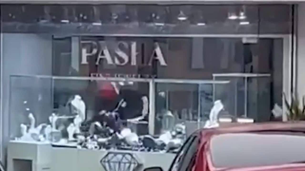 Watch Armed Robbert At Pasha Fine Jewelry Manhattan Beach CA Footage Video Goes Viral