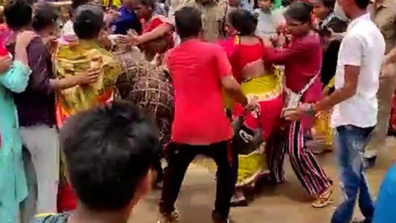 Watch Women Beat Each Other Outside Barabati Stadium In Cuttack Ahead Of IND vs SA T20 2022, Video Of Fight Viral