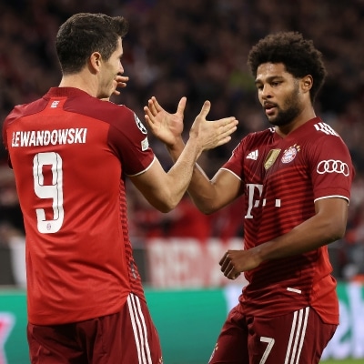 Hugging-day at Bayern Munich’s training ground as Lewandowski gets ready for Barca