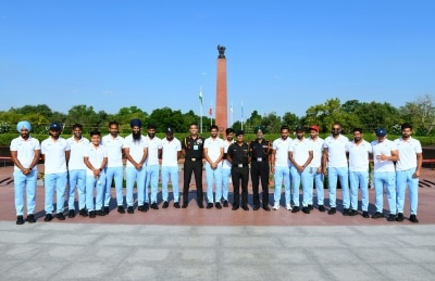 Indian men’s hockey team post their victorious return from CWG 2022, visits National War Memorial