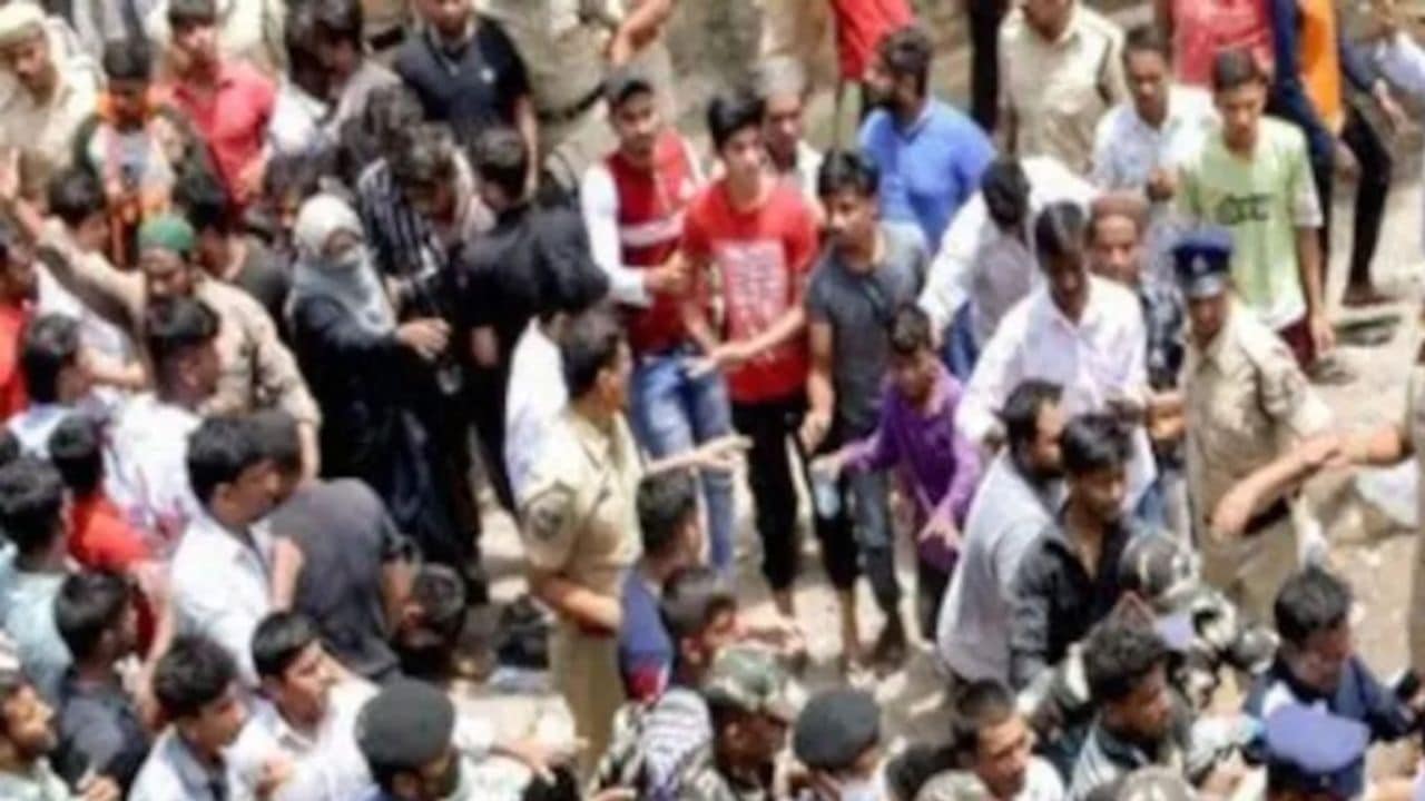 Watch “Madarch*d,” girl abuses and shows middle finger to elderly farmer during Bharat Bandh farmers protest, video goes viral