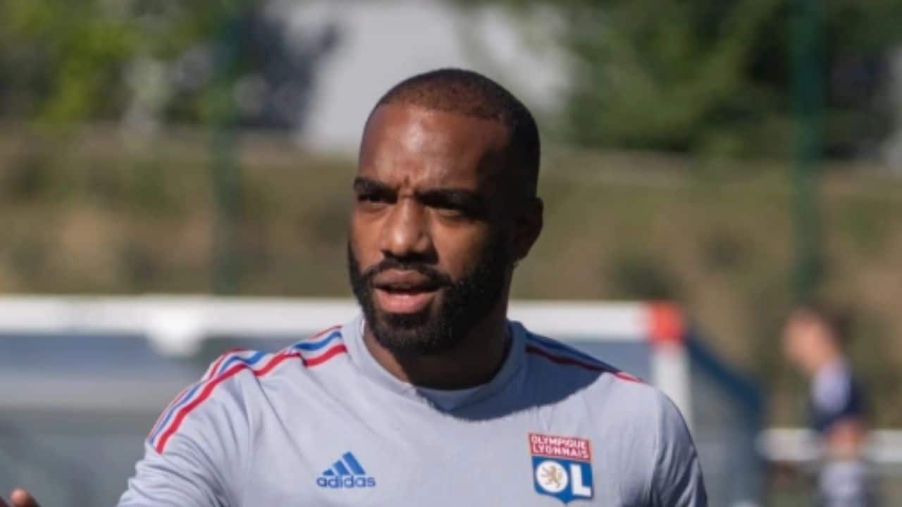 Alexandre Lacazette Set To Undergo Vocal Cords Surgery After Video Of His High Pitched Voice (Voix) Goes Viral