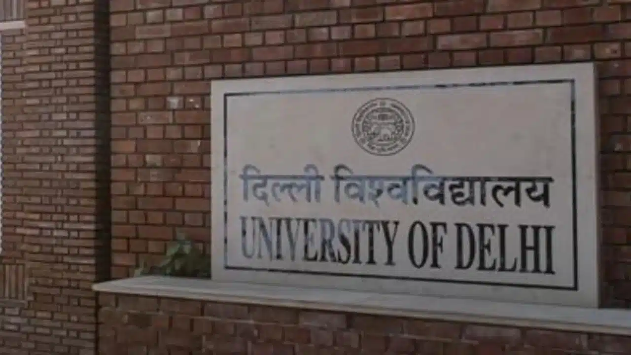Who is Dr Pratyush Vatsala, Principal of Lakshmibai College, DU who applied cow dung on classroom walls, biography, education and career