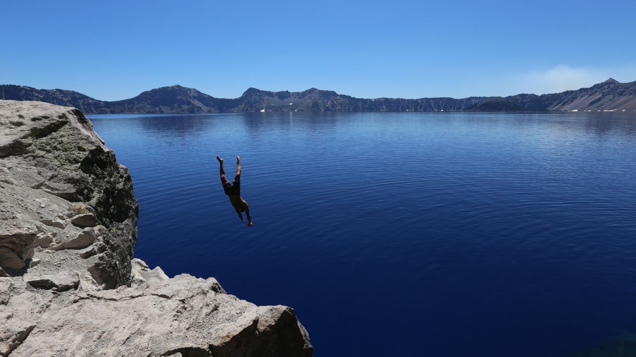 Spain face split diving accident 2009 video goes viral on Twitter, Reddit and YouTube