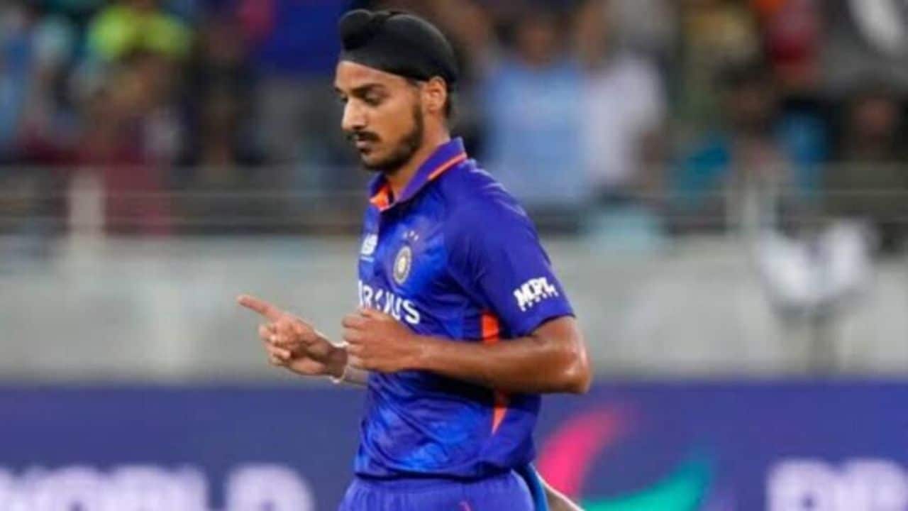 Watch “Aa Gaya gaddhar catch chod ke,” Arshdeep Singh Stares Down Heckler Who Called Him A Traitor After Dropped Catch, Video Goes Viral On Twitter