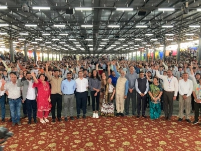 Sindhu visits diamond polishing unit, attends Navratri events in Surat