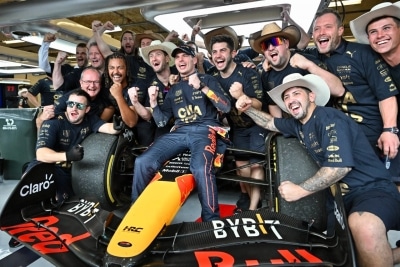 Max Verstappen fends off Mercedes pair to take maiden Mexico City pole position