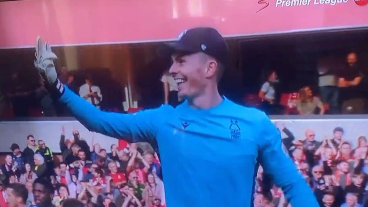 Watch Dean Henderson Shows Middle Finger To Liverpool Fans During Match vs Nottingham Forest, Video Goes Viral On Twitter
