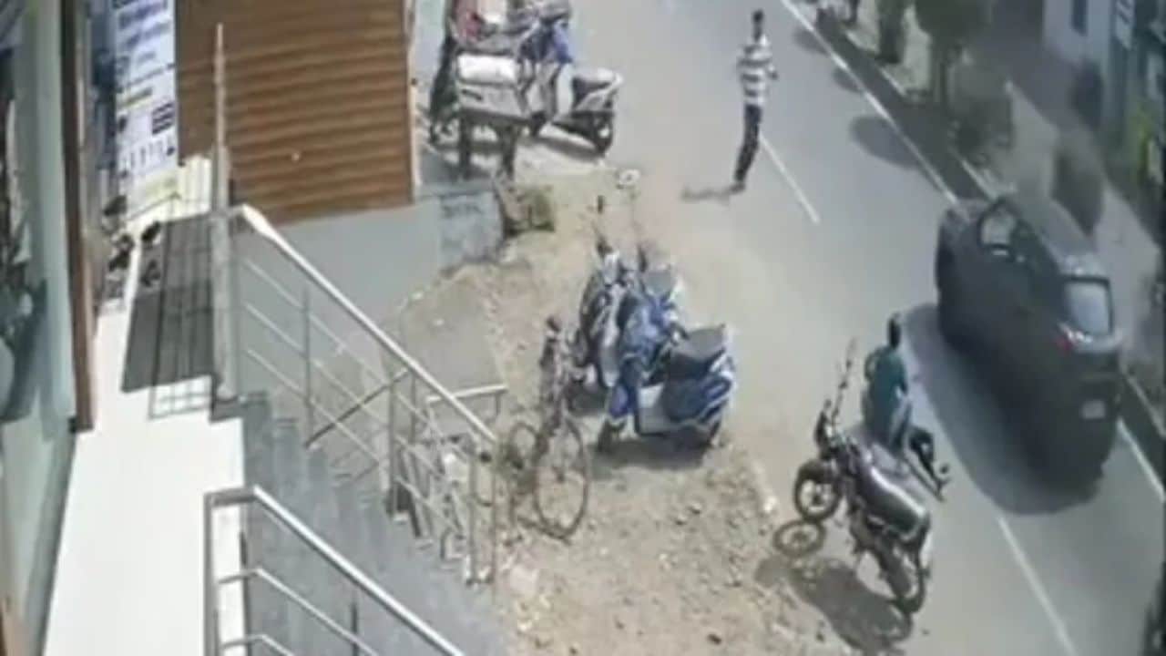 Video of transgender woman as she removes pants during fight with male auto driver in Budaun, Uttar Pradesh, India goes viral on Twitter/X and Instagram