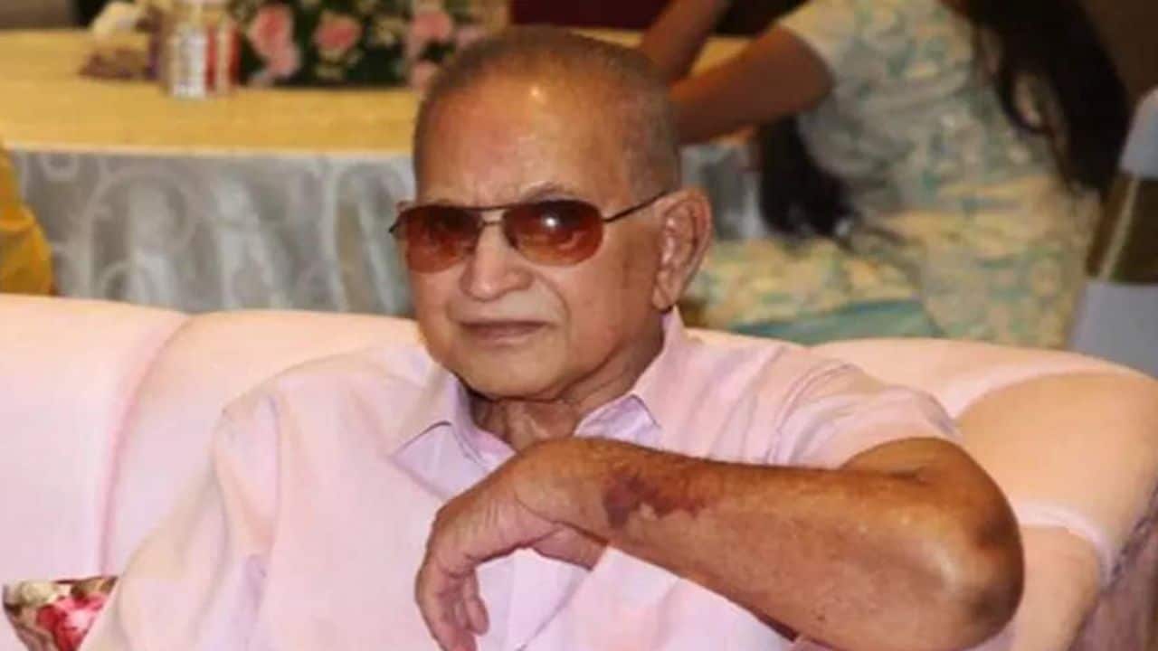 Ghattamaneni Krishna Garu Father Of Mahesh Babu Death Reason, Age, Family Tree, Wife, Sons, Cast