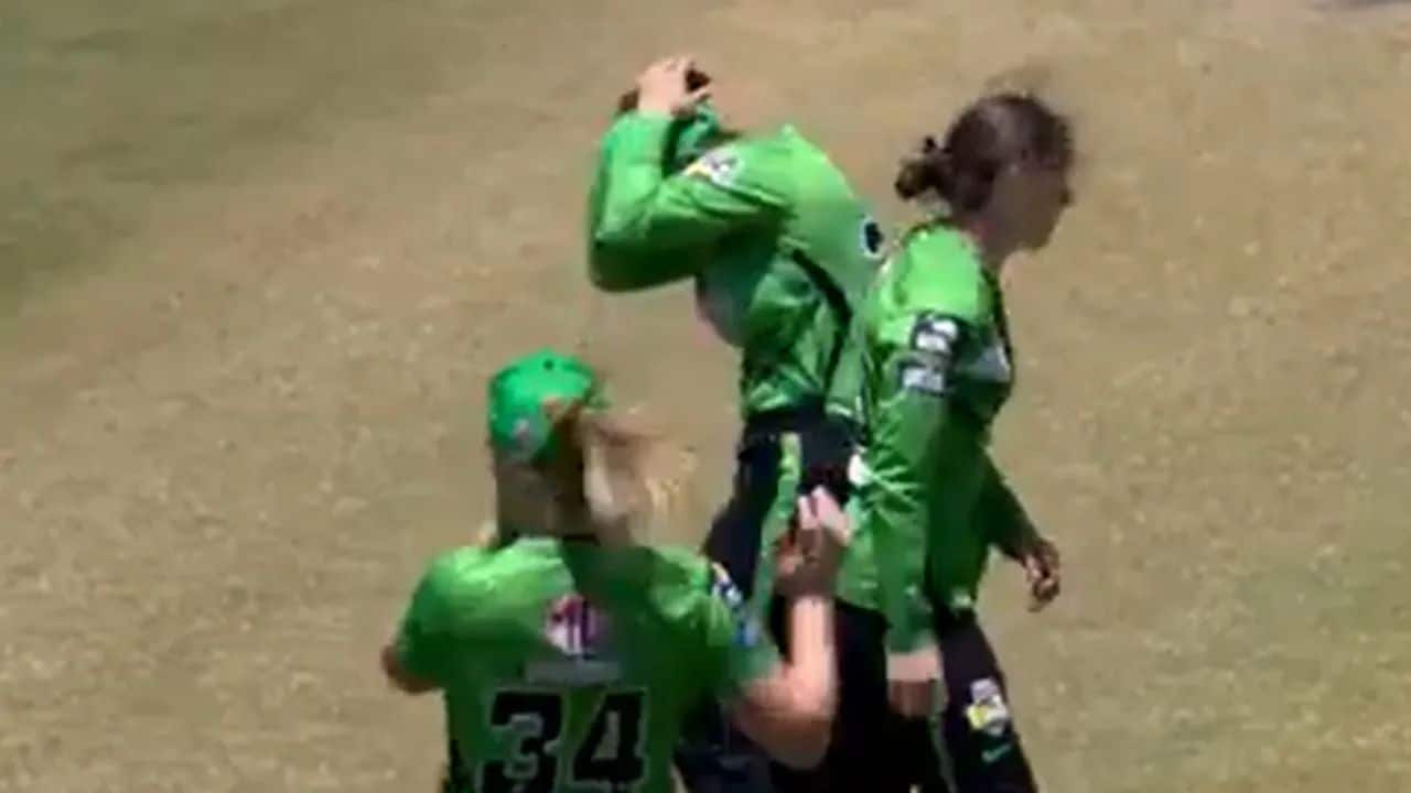 Watch Melbourne Stars Sasha Moloney Throws Ball On Her Own Head During Celebration Video Goes 5531