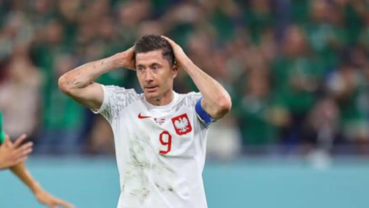 Did Wojciech Szczesny really punch Robert Lewandowski in the face during training and is the video real or fake