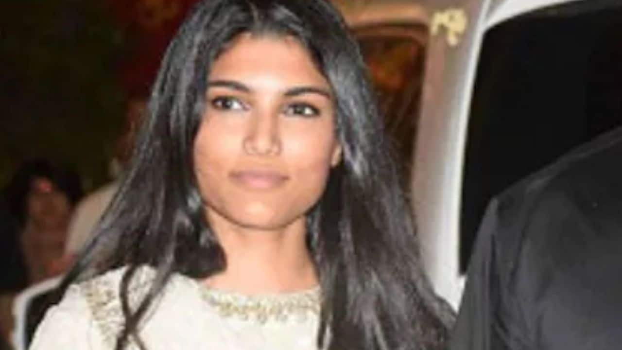 Who Is Alizeh Agnihotri, Her Age, Father, Mother, Religion, New Movie Debut, Instagram