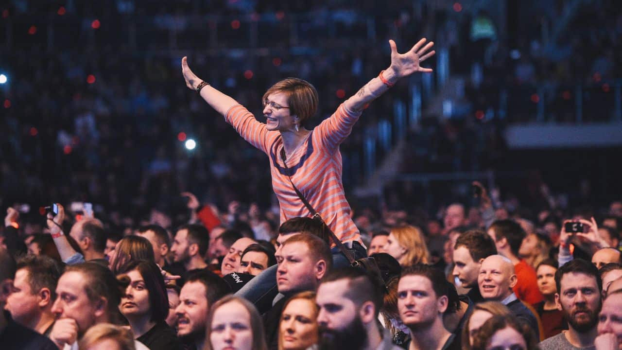 “His head’s f*cking big,” World Darts Championship Crowd Mocks Harry Maguire With New Chant
