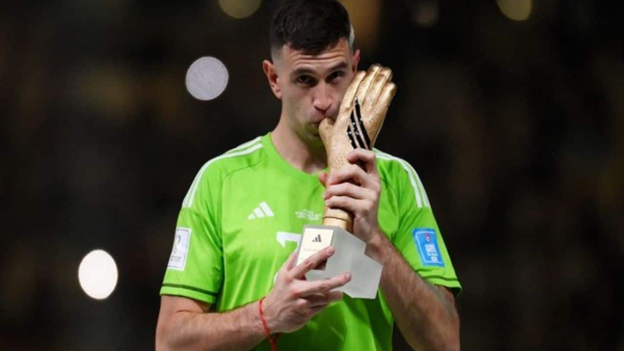 Watch Emiliano Martinez Goes Viral With Obscene Celebration After Golden Glove Win, Gesture Video Goes Viral