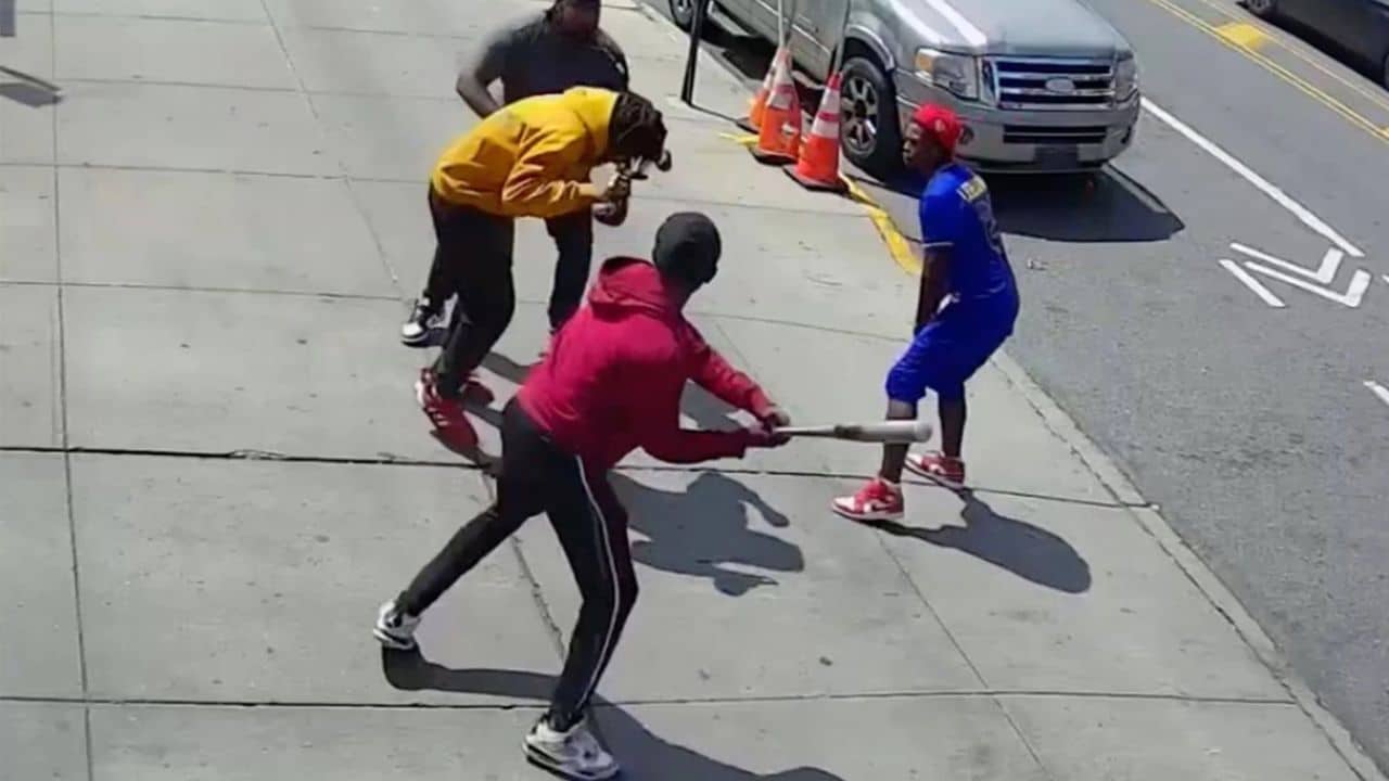 Watch Man Beat On The Head With Baseball Bat In Hamilton Heights Manhattan Nyc Attack Video 1535