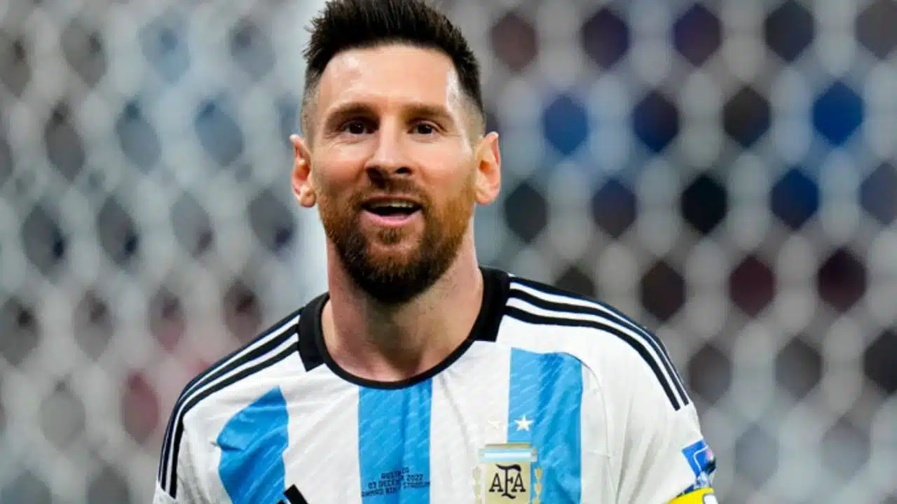 Is the photo of Lionel Messi with a young Joan Garcia and baby Pau Cubarsi real or fake