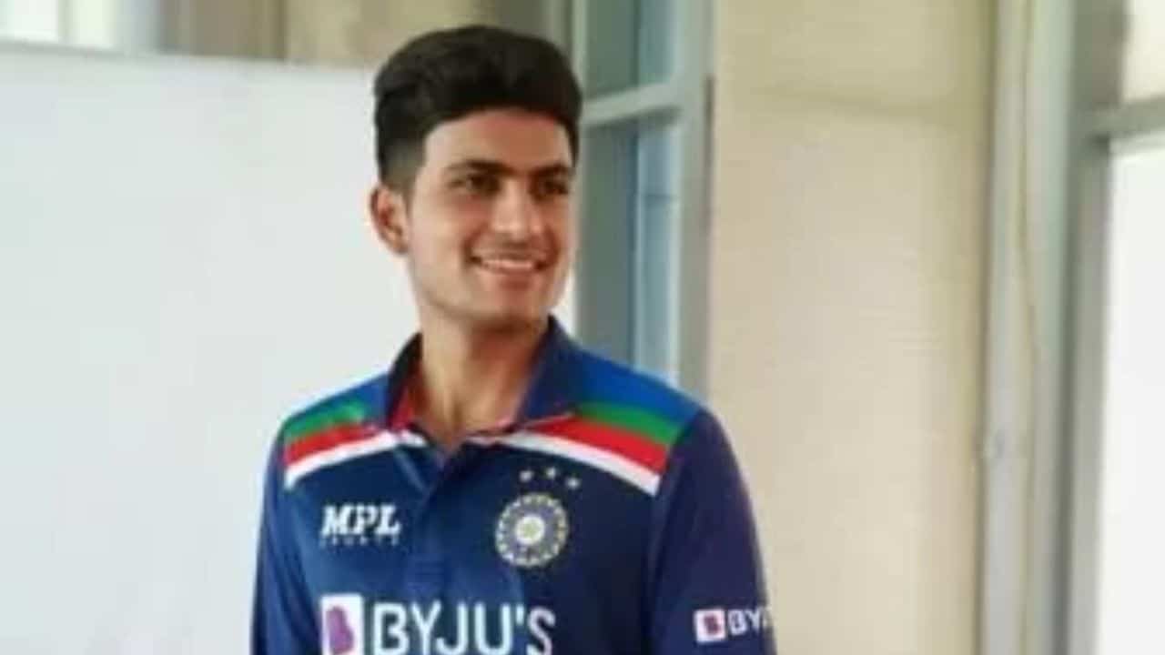 Girl fan with poster asking Tinder to match her with Shubman Gill goes viral on Twitter