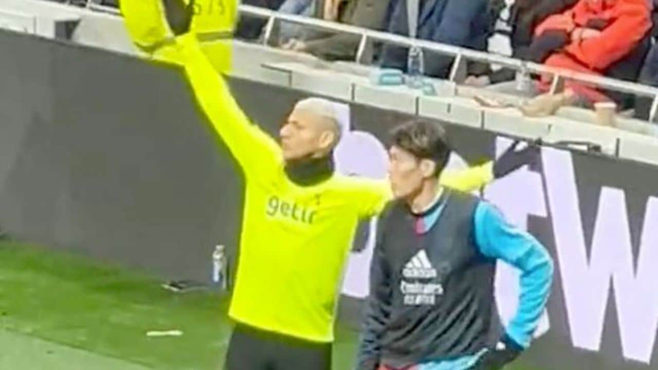 Watch Richarlison and Takehiro Tomiyasu fight on the sidelines during north London derby, video goes viral