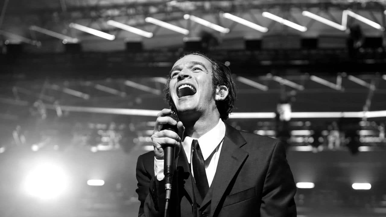 Watch Matty Healy sucks a fan thumb and kisses her during live concert, video goes viral