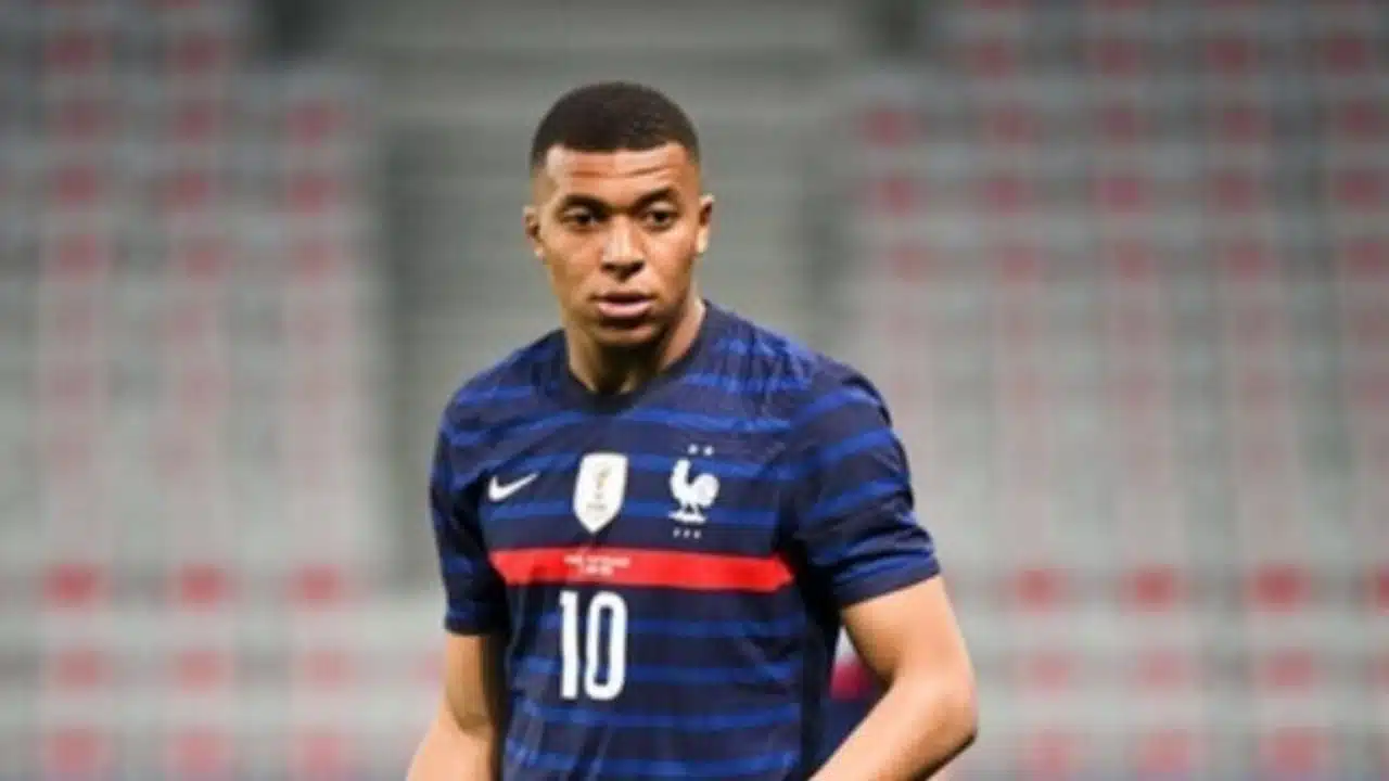 Watch video of Kylian Mbappe allegedly using vape before Ligue 1 match goes viral