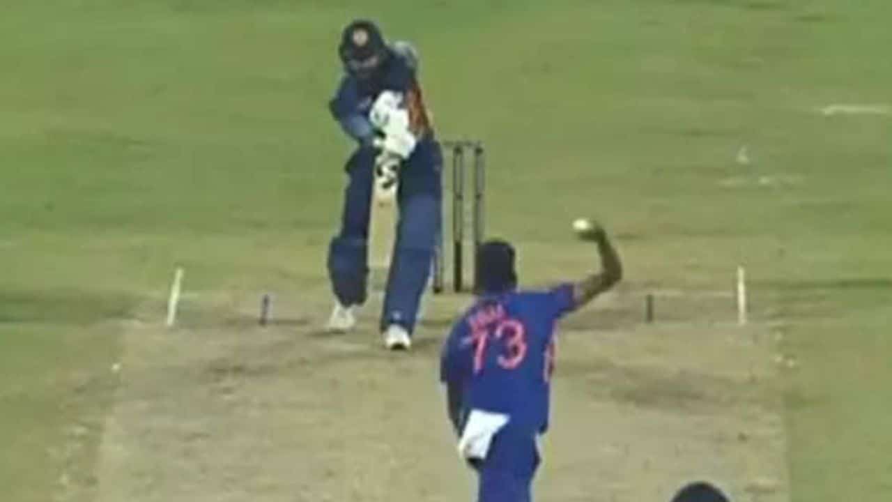 Watch video of Mohammed Siraj runout of Chamika Karunaratne during IND vs SL 3rd ODI goes viral