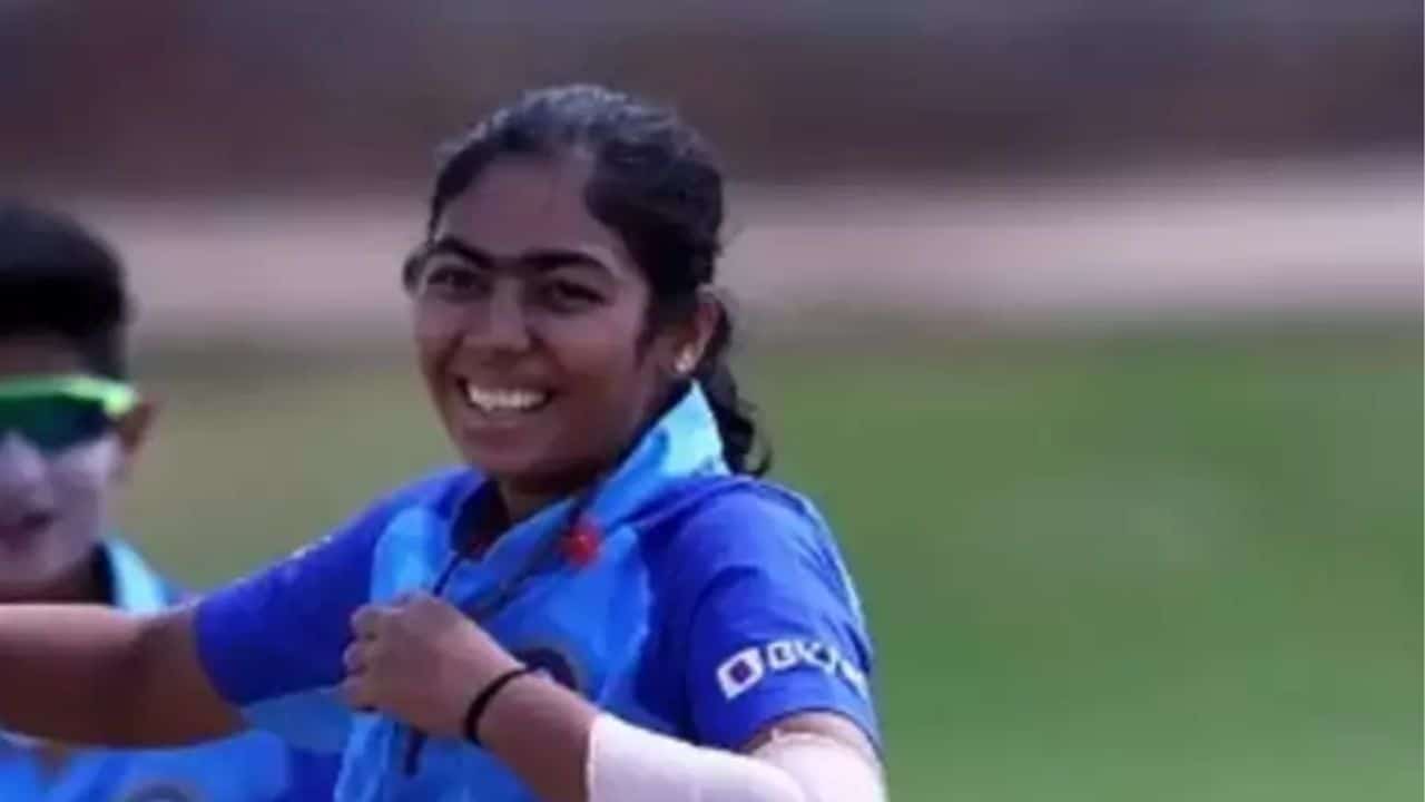 Who is Parshavi Chopra u19 cricketer, her biography, age, family, father, caste, birth place, Instagram
