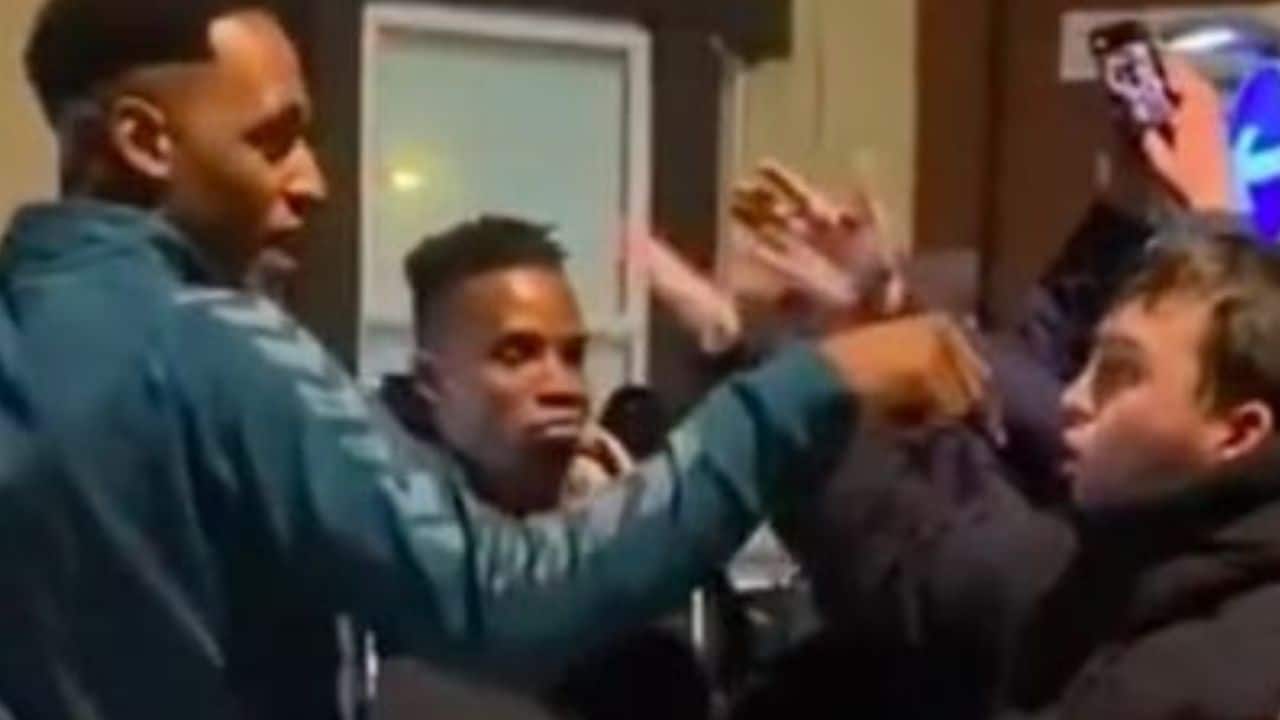 Watch “Show some heart,” Everton fans fight with Yerry Mina in the middle of the street, video goes viral