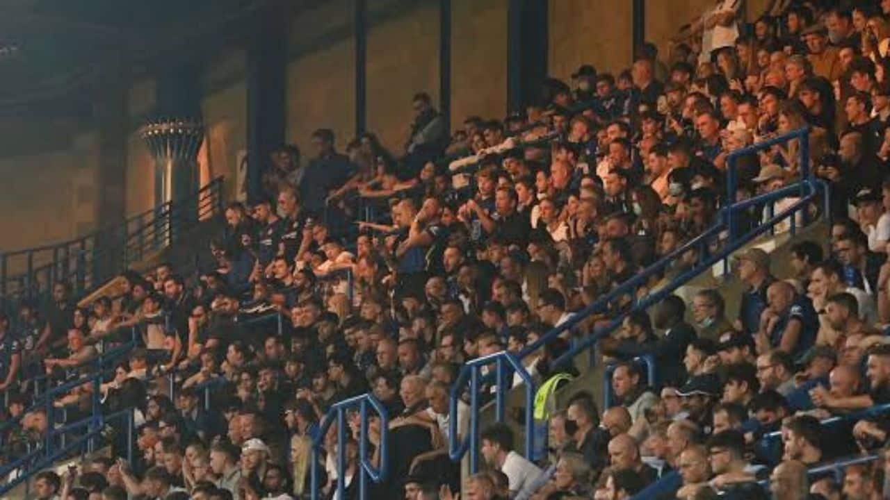 Watch West Ham fan knocks out Chelsea fan with lethal sucker punch, fight video goes viral