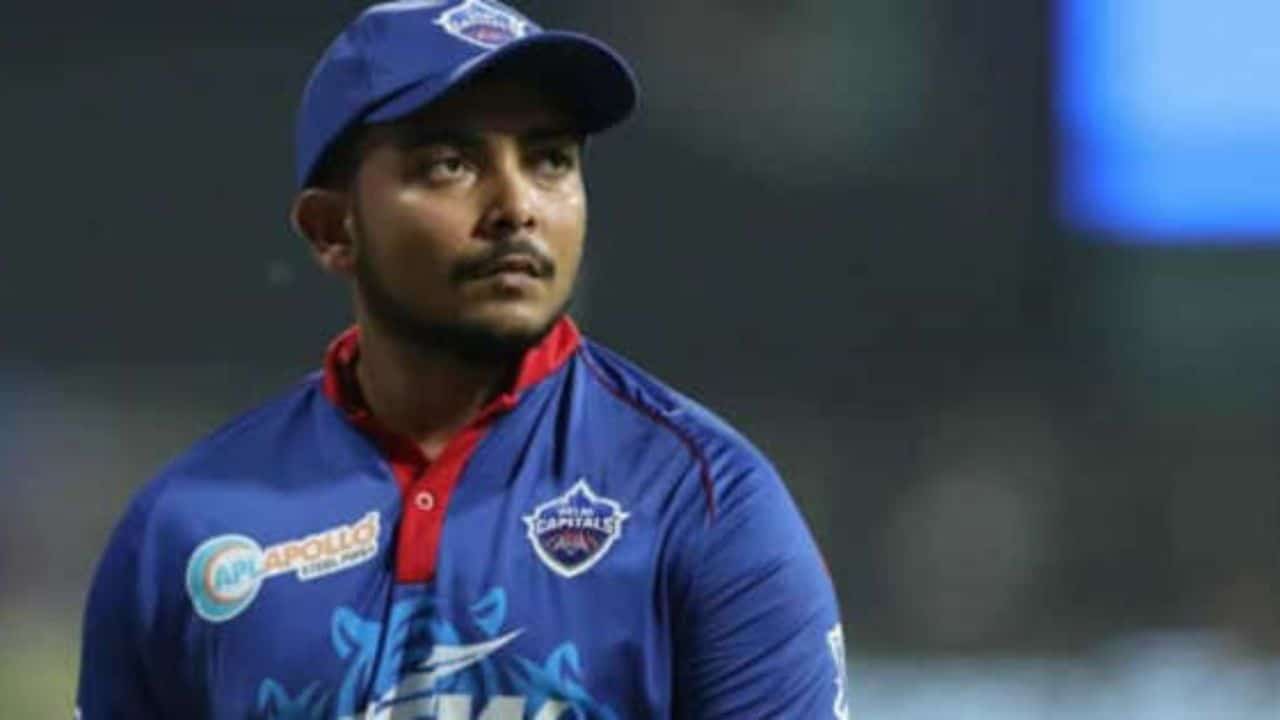 Watch model Sana Gill and friends attack Prithvi Shaw and break his car  windows, fight video goes viral - The SportsGrail