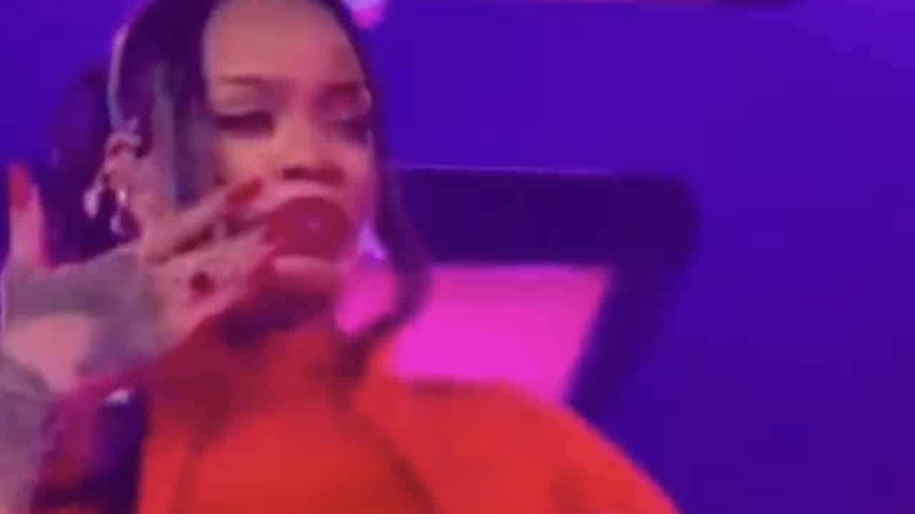 Watch Rihanna Grabs Her Crotch And Smells Her Fingers During Super Bowl Halftime Performance