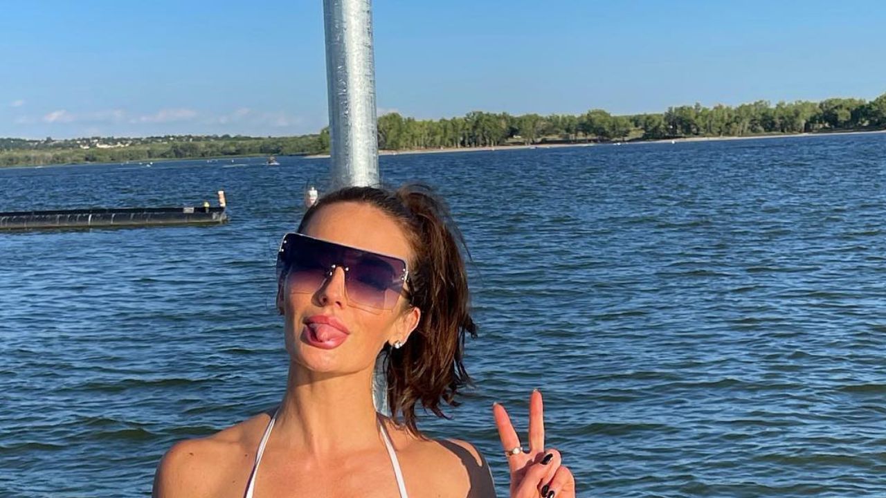 Who is Whitney Johns bodybuilder and fitness model, her bio, age, height, net worth