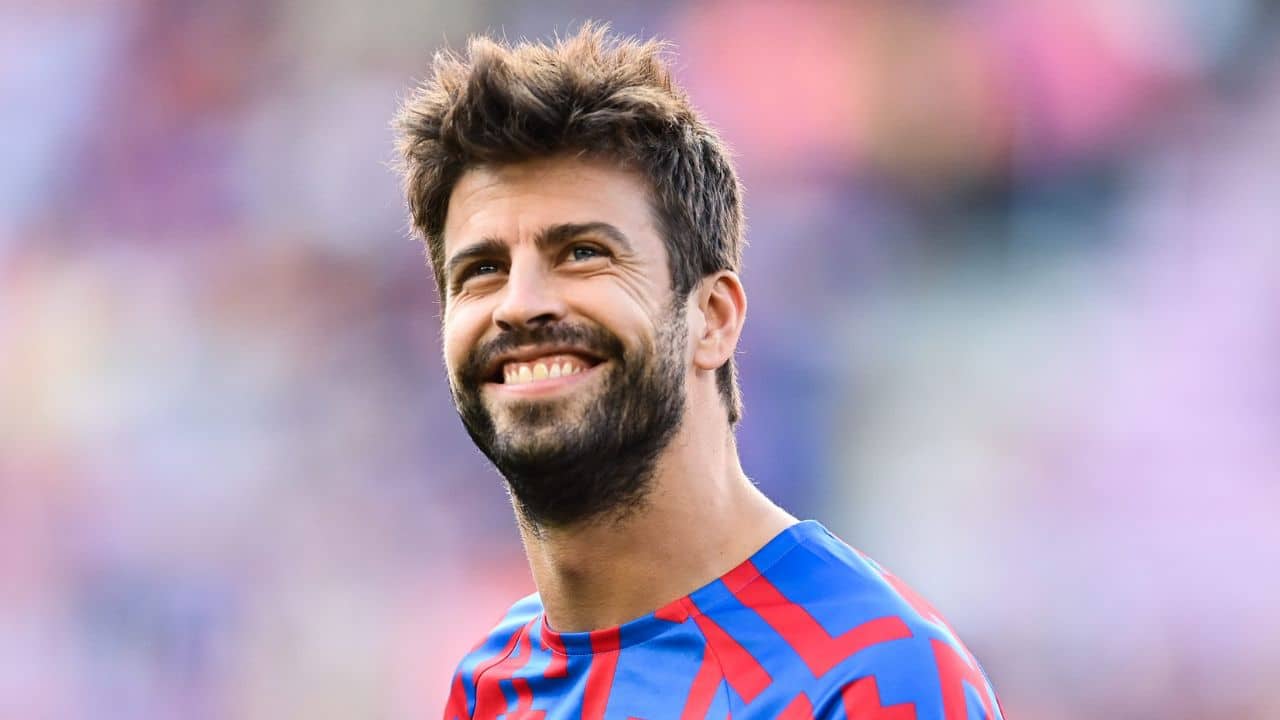 Watch Gerard Pique refuses to let Frenkie de Jong sit next to his girlfriend Clara Chia Marti, video goes viral