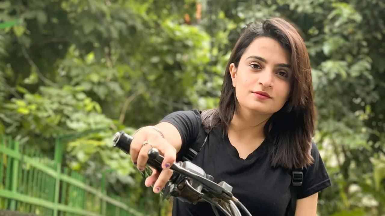Who is Kirti Mehra girlfriend of Elvish Yadav, biography, age, birthday, height, father, Instagram