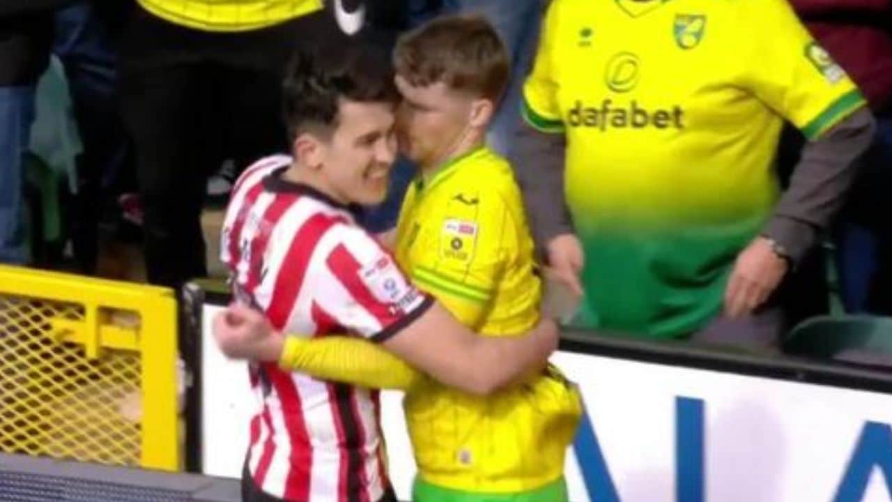 Watch Luke O’Nien kisses Jacob Sorensen as he chokes him during Norwich City vs Sunderland, video goes viral