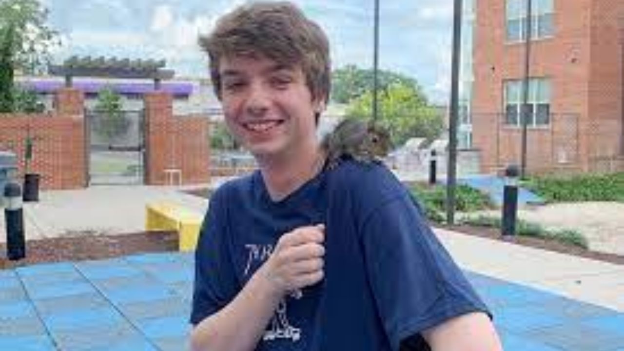 Who is Youtuber Karl Jacobs from MrBeast, age, height, mom, wife, net worth, Instagram