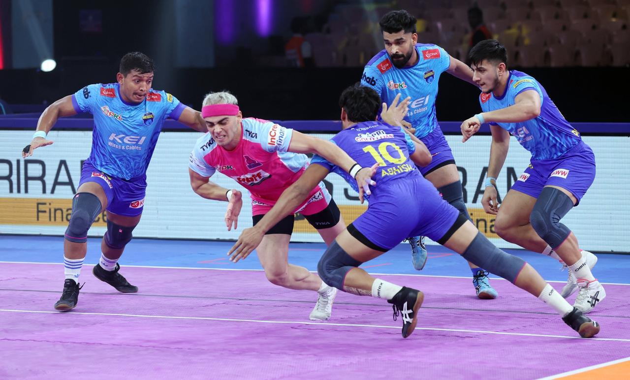 Nitin Kumar, Ali Samadi lead raiding department as Jaipur Pink Panthers defeat Bengal Warriorz, move to fourth on points table