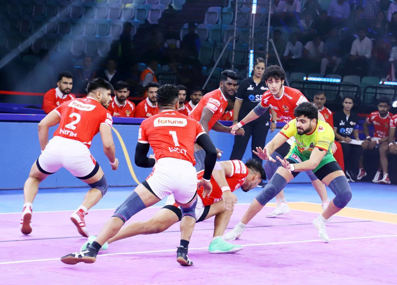 Shadloui’s High Five and Super Sub Himanshu’s Super 10 guides Gujarat Giants to crucial victory against Patna Pirates
