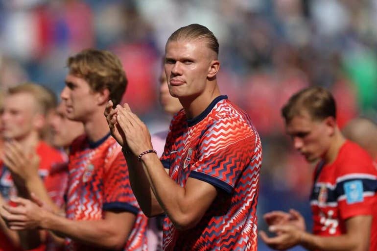 What is the Viking Row celebration and why do Norway fans perform it